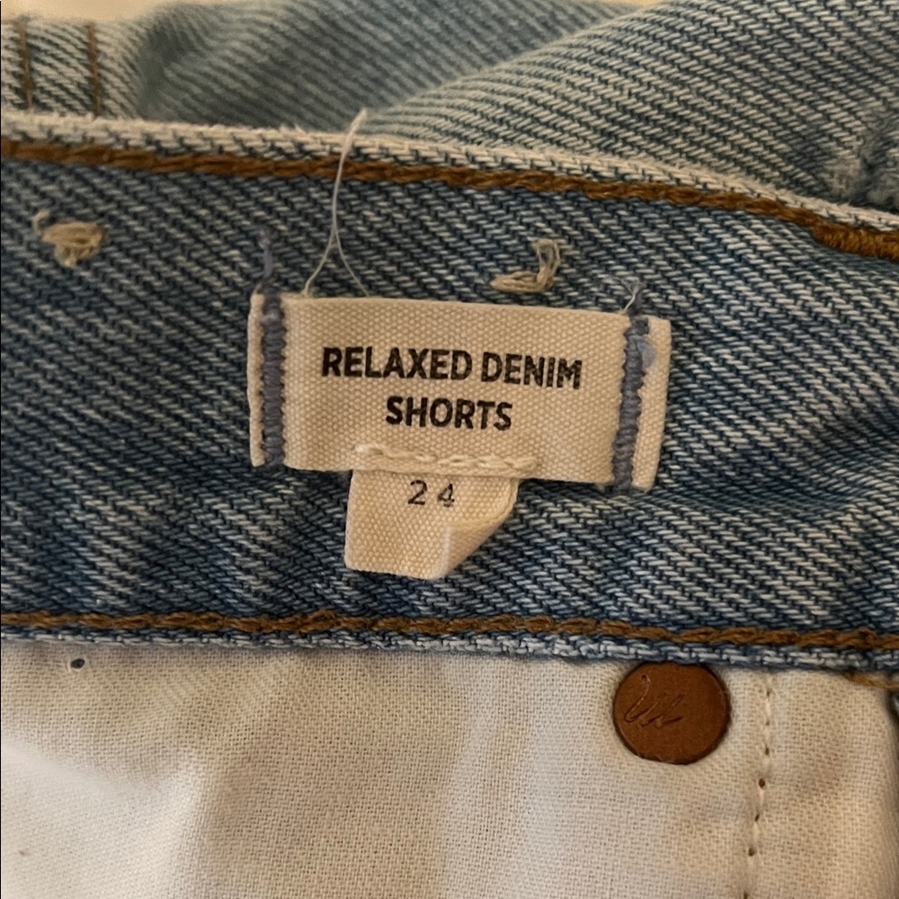Madewell Relaxed Denim Shorts in Cedarcroft Light Blue Wash with Frayed Ends - Picture 10 of 16